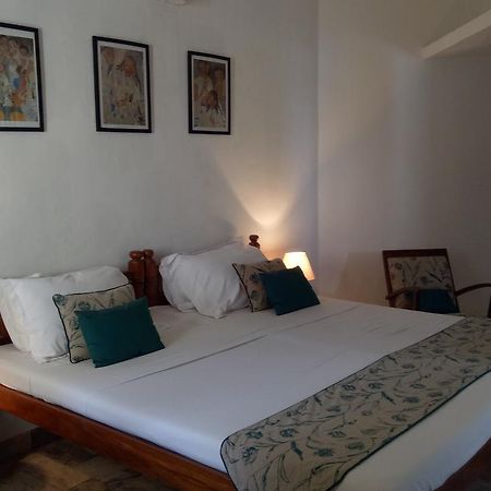L'Escale Hotell Pondicherry Exteriör bild
